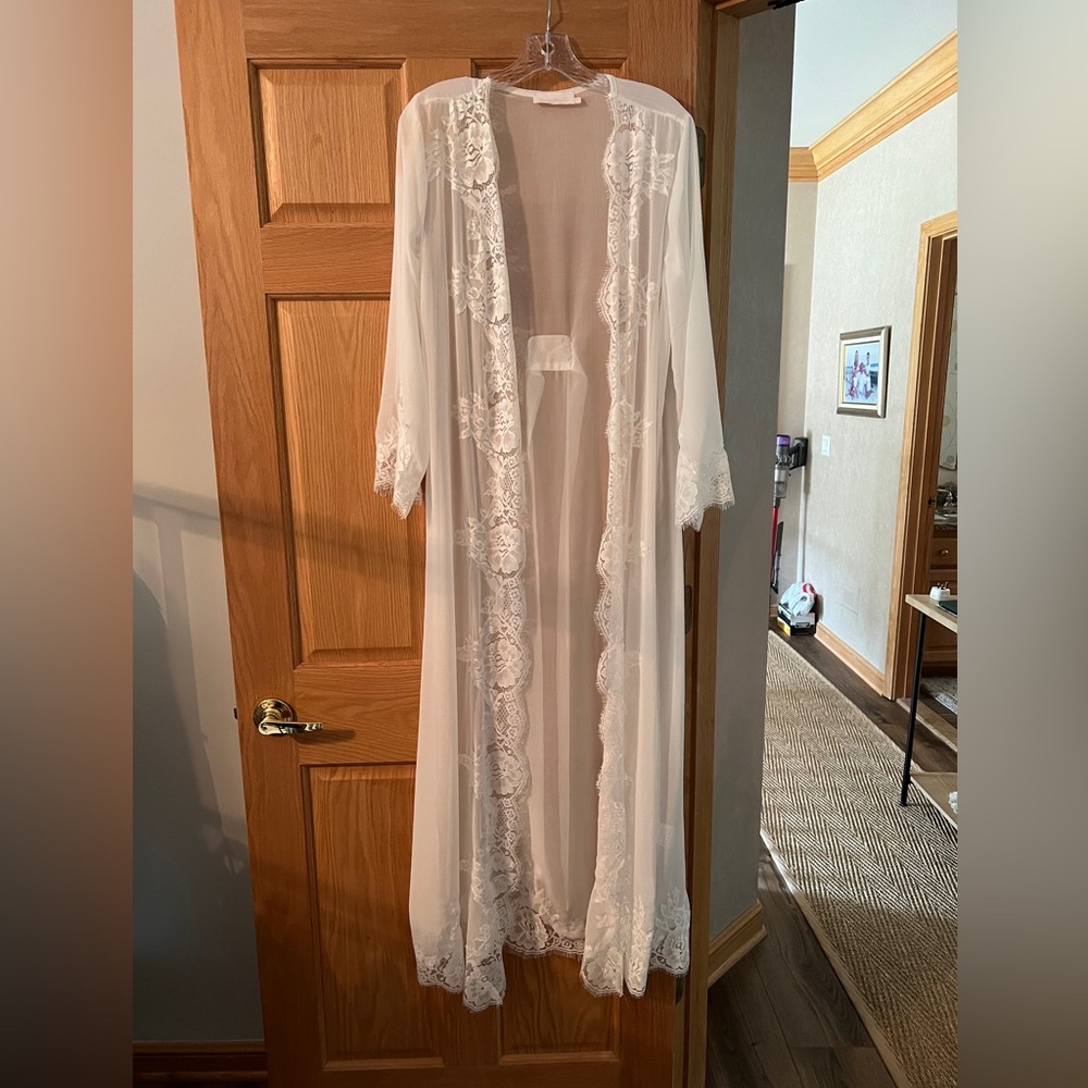 Ivory Lace Robe - Picture 2 of 10